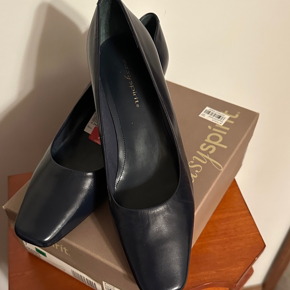 NWT Easy Spirit Women's Navy Heels 7W
